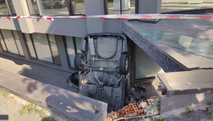 Bakırköy’de otomobil apartman boşluğuna düştü: 2 yaralı