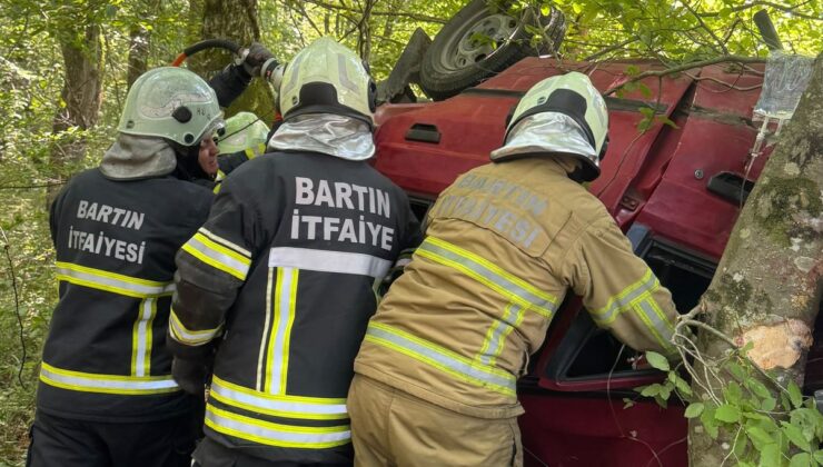 Bartın’da ağaca çarpan otomobilde 3 yaralı