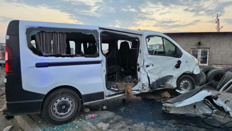 Batman’da İki Minibüs Çarpıştı: 2’si Ağır 9 Yaralı