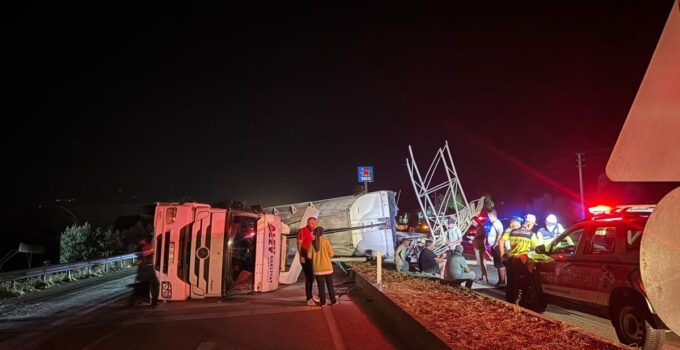 Bayındır’da Damperi Açık TIR Devrildi: 1 Yaralı