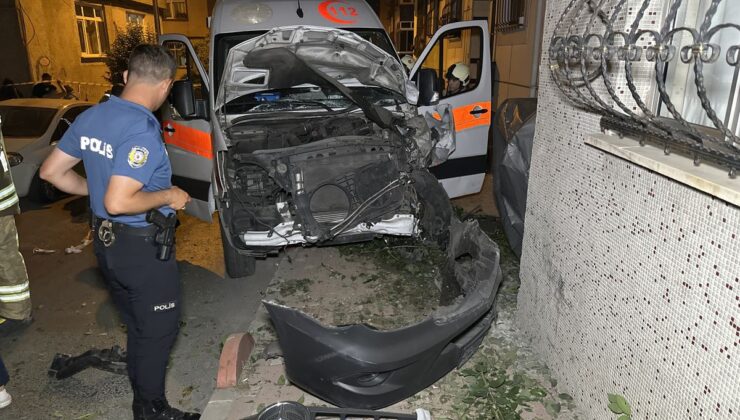 Bayrampaşa’da Ambulans ile Otomobil Çarpıştı: 3 Sağlık Görevlisi Yaralandı