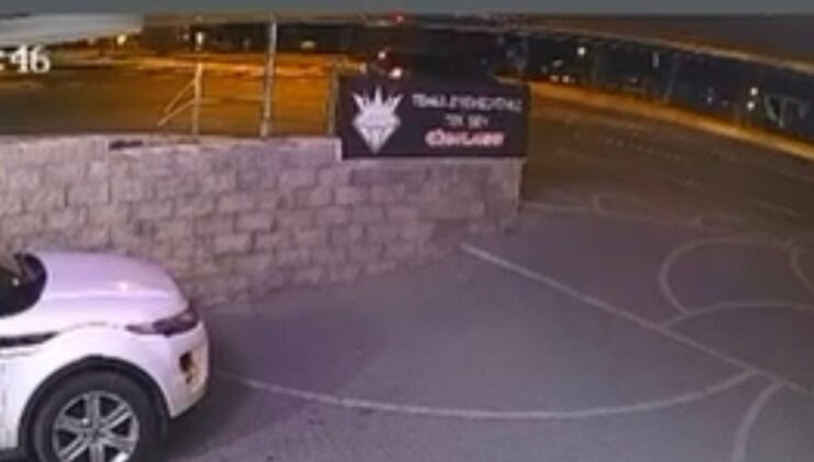 Beylikdüzü’nde motosikletin otomobile çarptığı anlar kamerada: 2 yaralı
