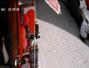 Beyoğlu’nda Sürücüsüz Kargo Aracı Park Halindeki Otomobile Çarptı: Araç Yol Kenarında Askıda Kaldı