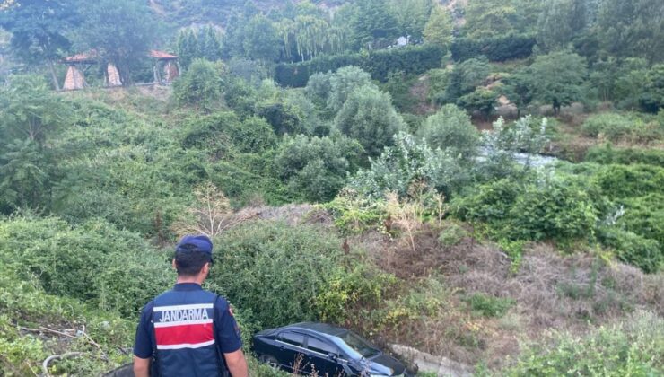Bilecik’te dere yatağına devrilen otomobilin sürücüsü yaralandı