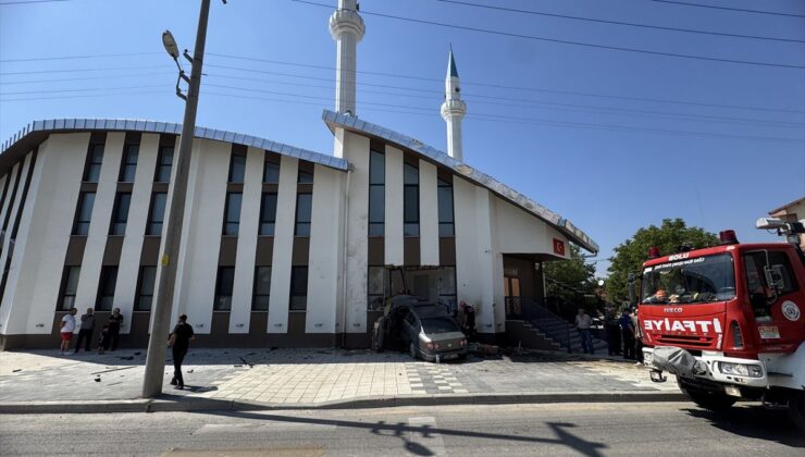 Bolu’da Otomobil Cami Duvarına Çarptı: 2 Yaralı
