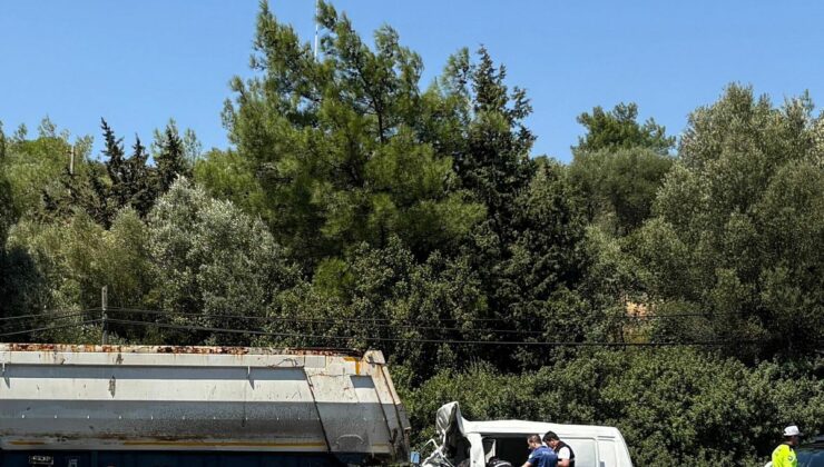 Bornova’da TIR’a Çarpan Minibüsün Sürücüsü Hayatını Kaybetti