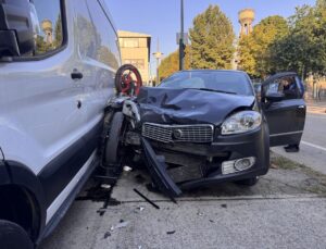 Bursa’da otomobil ile çarpışan motosikletin sürücüsü ağır yaralandı