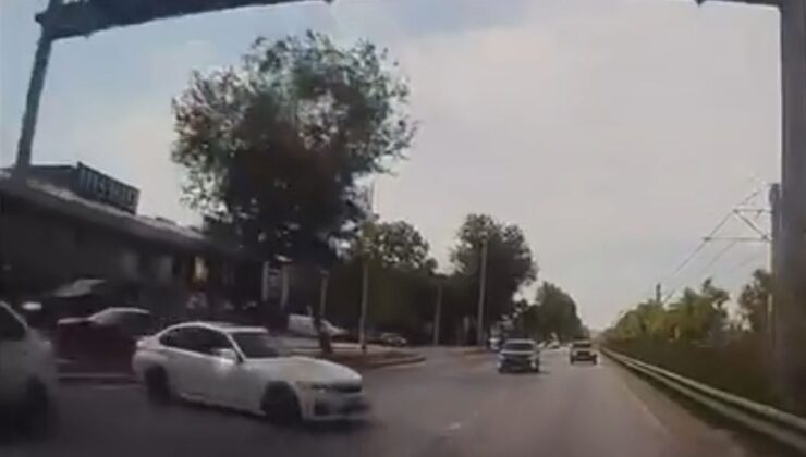 Bursa’da Otoyolda Makas Atan İki Otomobil Çarpıştı: O Anlar Kamerada