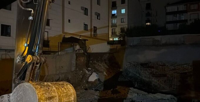 Çekmeköy’de istinat duvarı çöktü: 5 katlı bina tahliye edildi