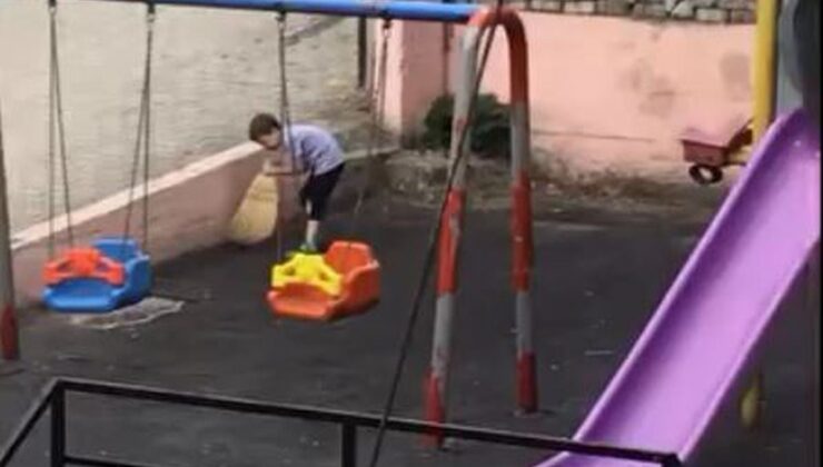 Çocuklar, oynadıkları parkı temizledi