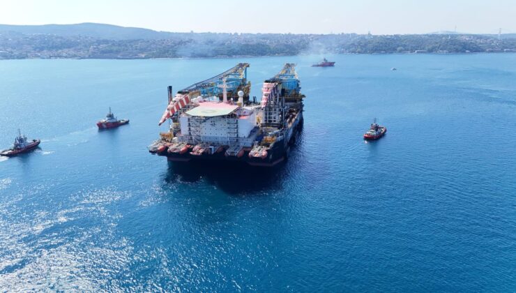 Dünyanın En Büyük 3. Vinç Gemisi ‘Saipem 7000’ İstanbul Boğazı’nda