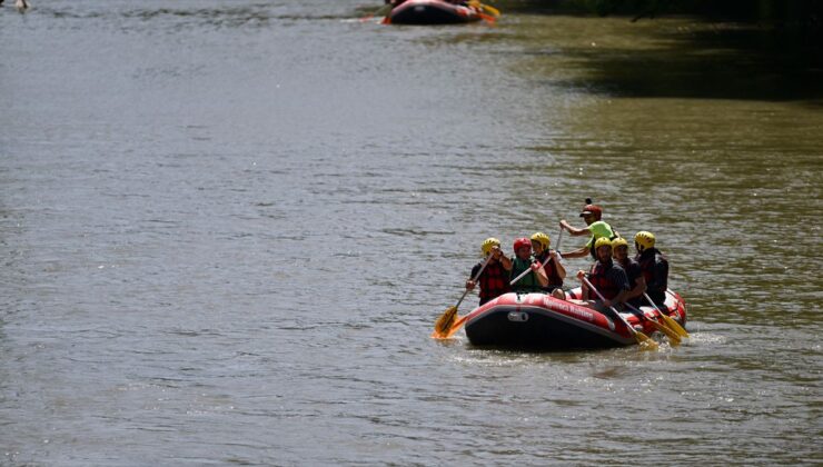 Düzce’de sıcak havadan bunalanlar rafting yaparak serinledi