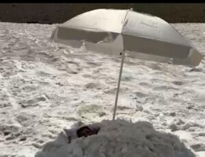 Ergan Dağı’nda 40 Derece Sıcağa Kar Banyosu