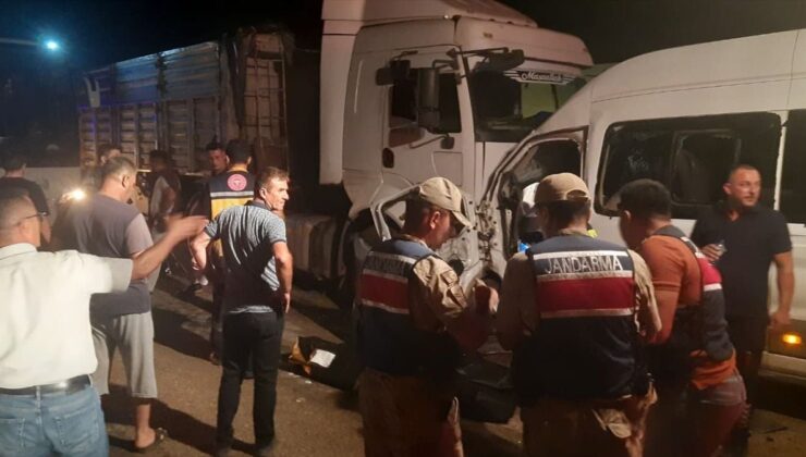Erzin’de Servis-Tır Çarpışması: 1 Ölü, 14 Yaralı