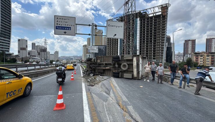 Esenyurt’ta mobilya yüklü kamyonet devrildi