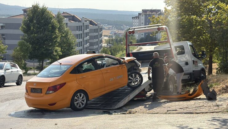Eskişehir’de Taksi-Otomobil Çarpıştı: 6 Yaralı