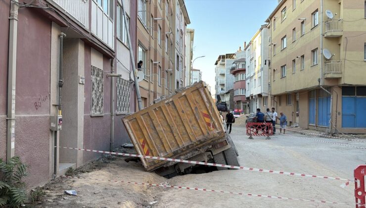 Eskişehir’de Yol Çalışması Sırasında Çökme: Kamyon Çukura Gömüldü
