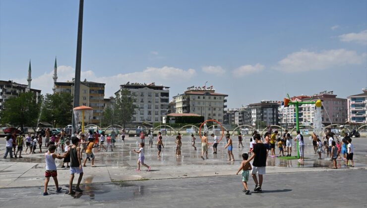 Gaziantep’te 40 Derece Sıcak: Vatandaşlar Gölge ve Su Fıskiyelerinde Serinliyor
