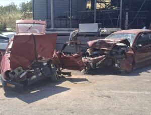 Gediz’de İki Otomobil Çarpıştı: 1 Ölü, 1 Yaralı