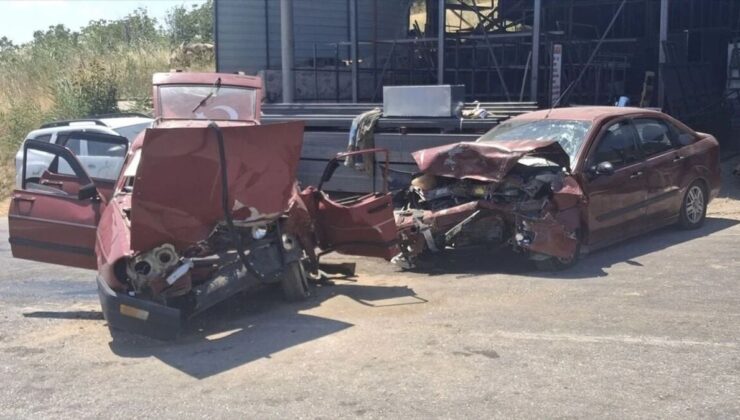 Gediz’de İki Otomobil Çarpıştı: 1 Ölü, 1 Yaralı