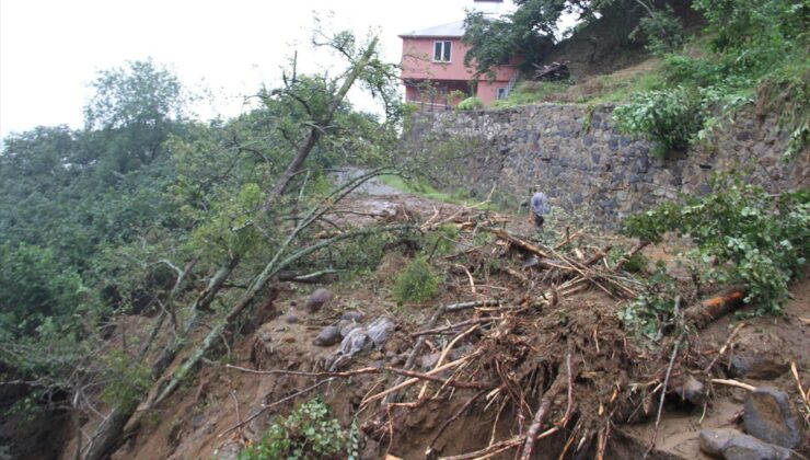 Giresun’da sağanak yolları vurdu