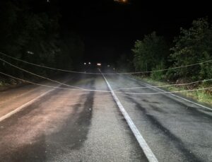 Giresun’da sağanak yolu kapattı