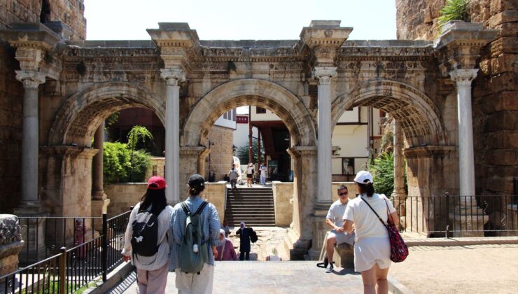 Hadrian Kapısı: 1900 Yıllık Tarih ve Işıkla Buluşan Mimari