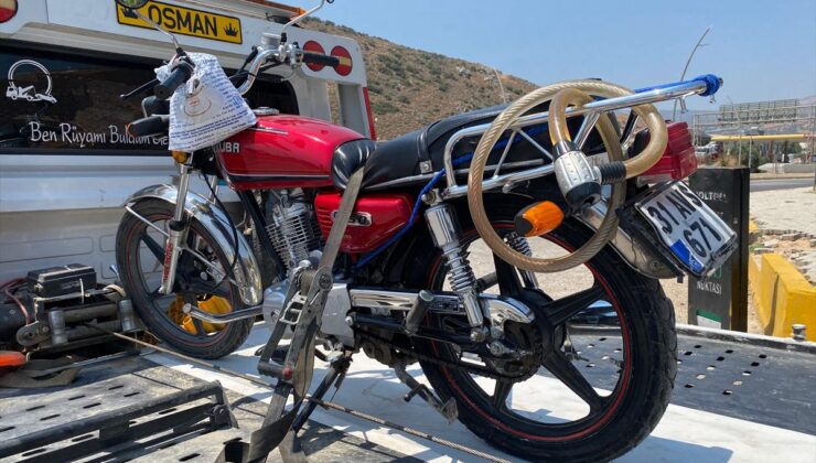 Hatay’da Tır Motosiklete Çarptı: 3 Yaralı