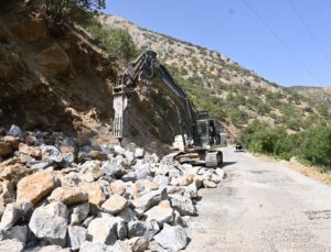 Hizan’da köy yollarına sıcak asfalt öncesi hazırlık