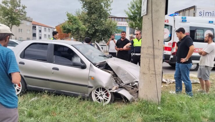 İnegöl’de Direğe Çarpan Otomobil Sürücüsü Yaralandı