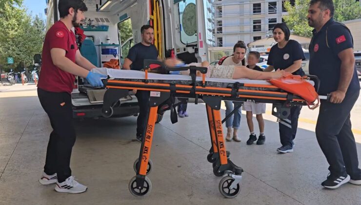 İnegöl’de Motosiklet-Otomobil Çarpıştı: Baba ve İki Çocuğu Yaralandı