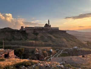 İshak Paşa Sarayı eteklerinde geven balı hasadı