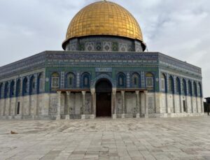 İsrail yine haddini aştı! Mescid-i Aksa’ya açılan kapıya yeni tabela asıldı