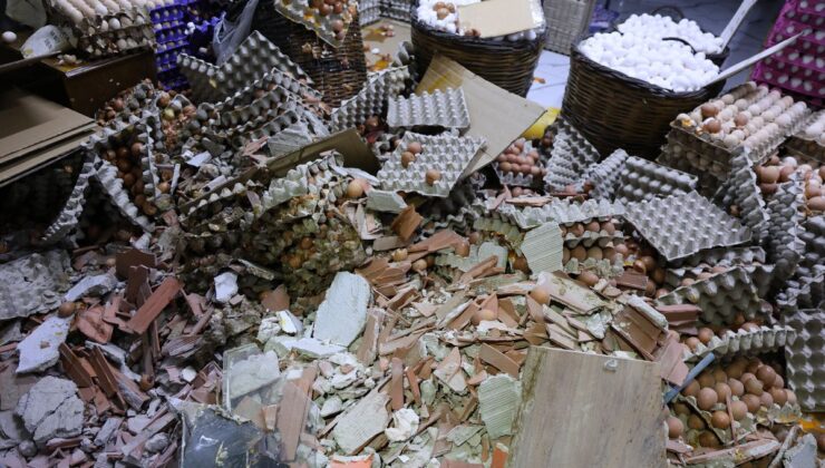 İzmir’de Otomobil Dönerciye Daldı: Binlerce Yumurta Kırıldı