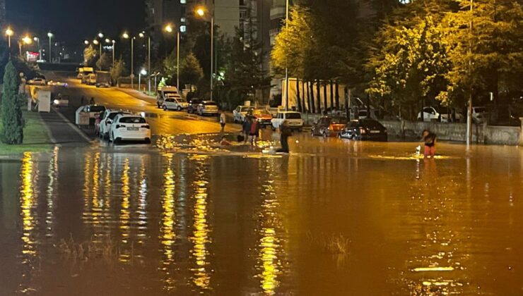Kayseri’de Sağanak Sele Dönüştü: Çocuklar Su Birikintilerinde Serinledi