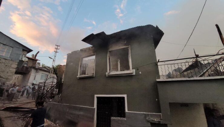 Kemaliye’de Yangın: 8 Ev Kullanılamaz Hale Geldi