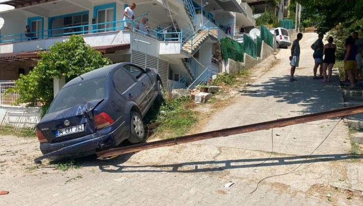 Keşan’da Kontrolden Çıkan Otomobil Önce Direğe Sonra Balkona Çarptı