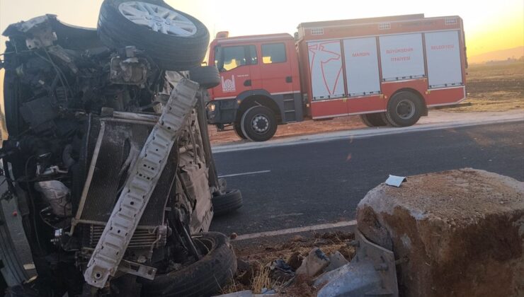 Kızıltepe’de Hafif Ticari Araç Devrildi: 2 Yaralı