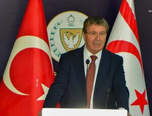 KKTC Başbakanı Ünal Üstel, Girne’deki gemi faciasında kurtarma çalışmalarını yerinde takip etti