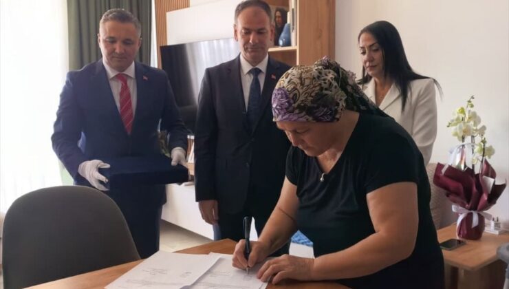 KKTC’de 36 yıldır sandıkta saklanan Türk bayrağı Türkiye’de onarılacak