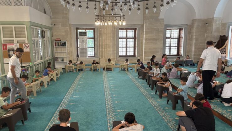 Kuran Kursu Öğrencilerinden Filistin’e Harçlık Bağışı
