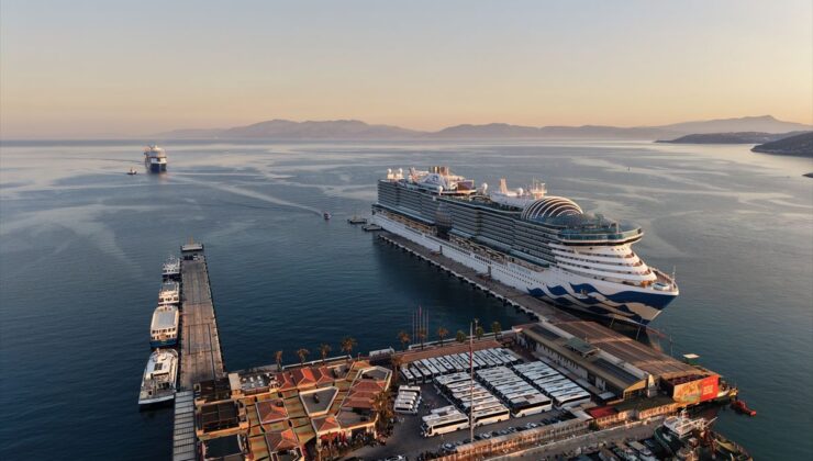 Kuşadası’na 2 Kruvaziyerle 8 Bin 200 Turist