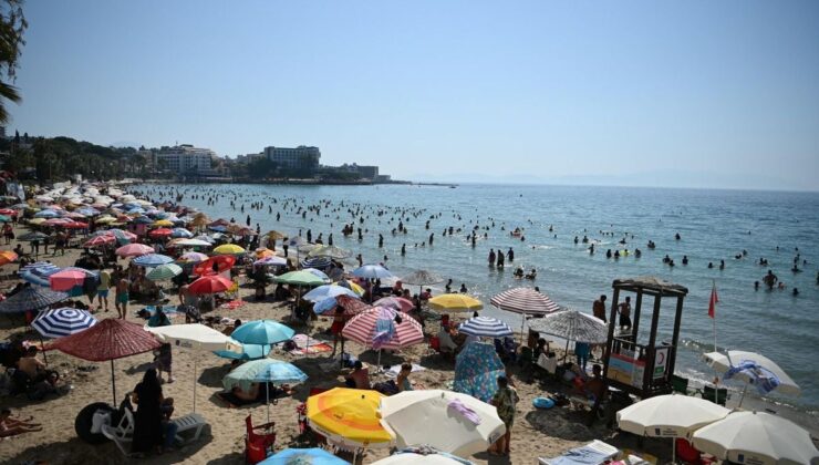 Kuşadası’nda Sıcaklık 37 Derece, Plajlar Doldu Taştı