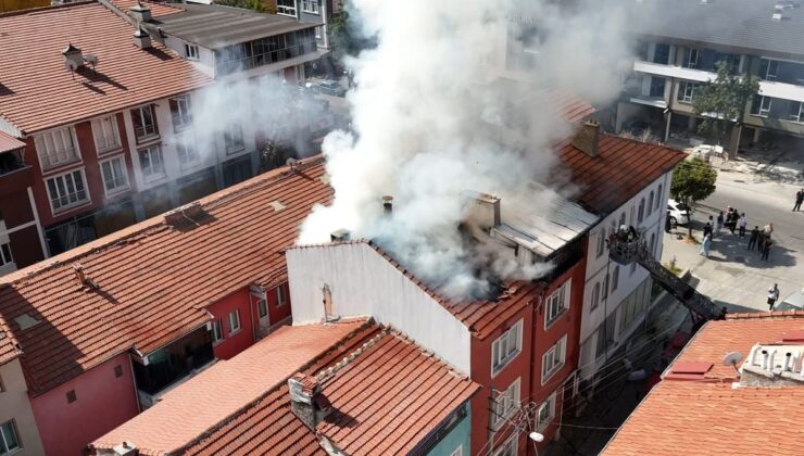 Kütahya’da Çatı Yangını Binalara Sıçramadan Söndürüldü