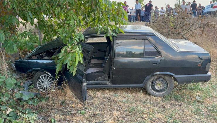 Kütahya’da Otomobil Ağaca Çarptı: Anne ve Oğlu Yaralandı