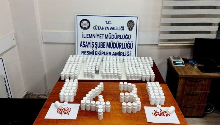 Kütahya’da otomobilde 14 bin 622 sentetik ecza ele geçirildi
