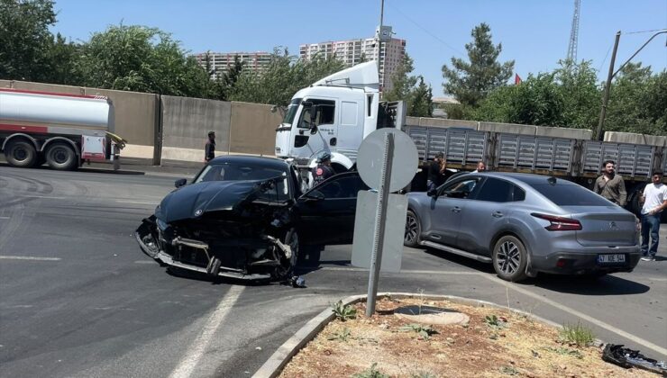 Mardin’de 3 aracın karıştığı zincirleme trafik kazası meydana geldi