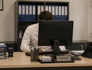 Memur olarak atandığı kurumda gördüklerine inanamadı: Bu ülke nasıl ayakta duruyor?