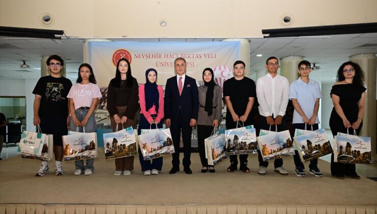 Nevşehir’de YKS’de ilk 10 bine giren öğrencilere ödül ve tebrik