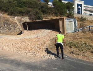 Orhangazi’de freni boşalan hafriyat kamyonu devrildi: 1 yaralı